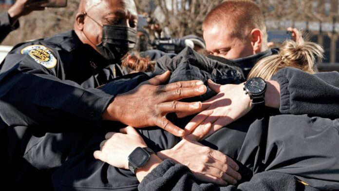 nashville-police-embrace-1024 Nashville police officers embrace