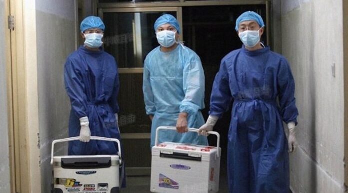 Doctors carry fresh organs for transplant at a hospital in Henan province, China, on Aug. 16, 2012.
