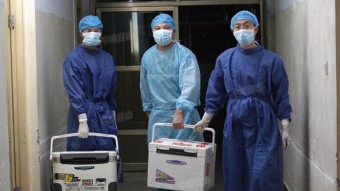 Doctors carry fresh organs for transplant at a hospital in Henan province, China, on Aug. 16, 2012. Doctors carry fresh organs for transplant at a hospital in Henan province, China, on Aug. 16, 2012.