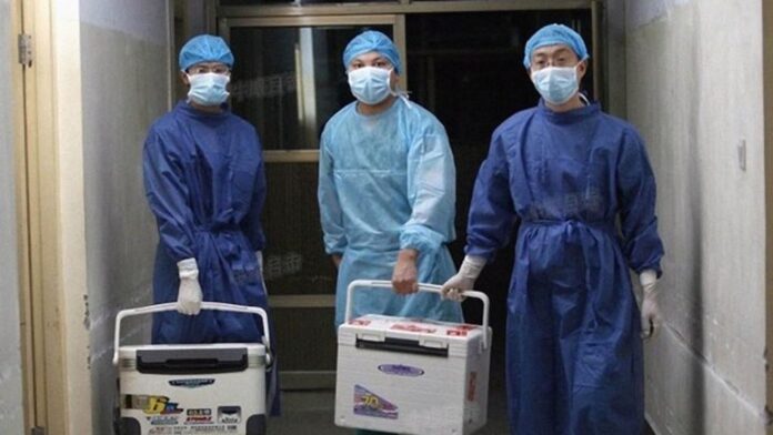 Doctors carry fresh organs for transplant at a hospital in Henan province, China, on Aug. 16, 2012.