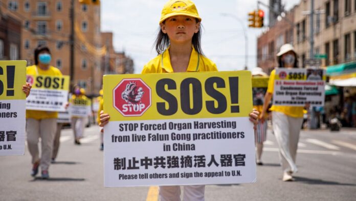 stop-organ-harvesting-1200 Falun Gong practitioners take part in a parade
