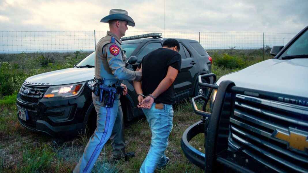 Texas state trooper arrests a U.S. citizen