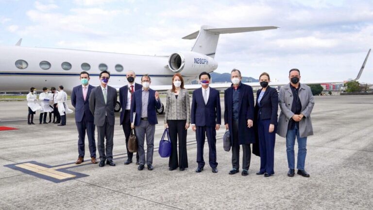 Former Top US Defense Officials Arrive in Taiwan Amid Russia-Ukraine War