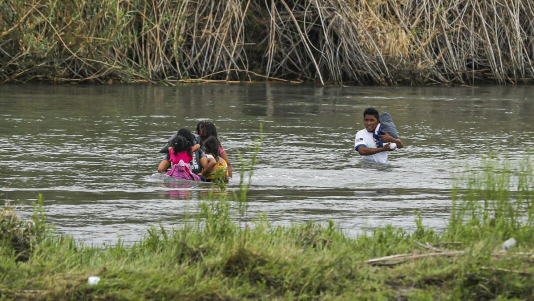 Hondurans cross the Rio Grande