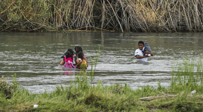 Hondurans cross the Rio Grande