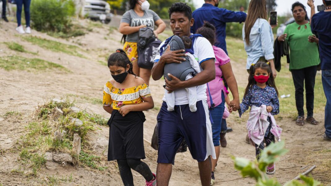 Hondurans Prepare to Cross Rio Grande