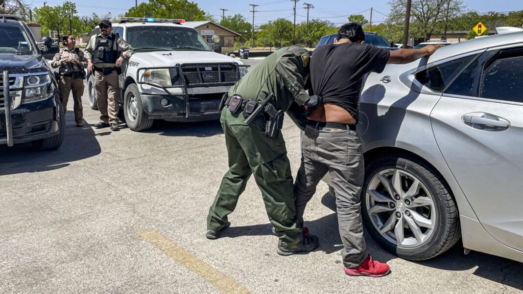 Border Patrol agents pick up four illegal aliens from Mexico