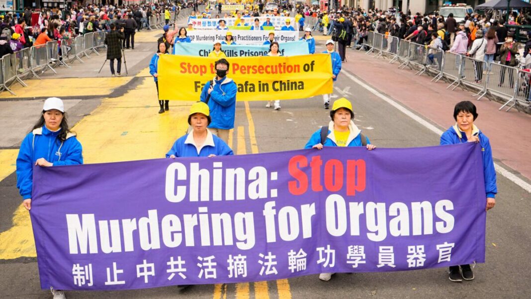 Falun Gong Practitioners Participate in Parade