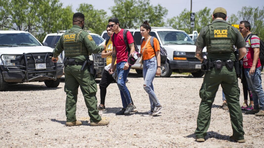 Border Patrol agents apprehend illegal immigrants near Eagle Pass, Texas