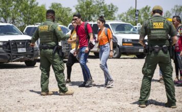 Border Patrol agents apprehend illegal immigrants near Eagle Pass, Texas