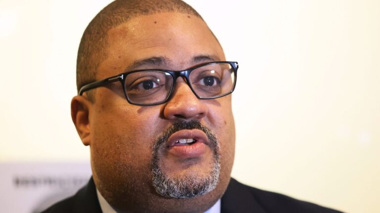 Manhattan Prosecutor ‘Overcharged’ Trump, ‘Weak’ Case Could Backfire With Jury: Legal Analysts