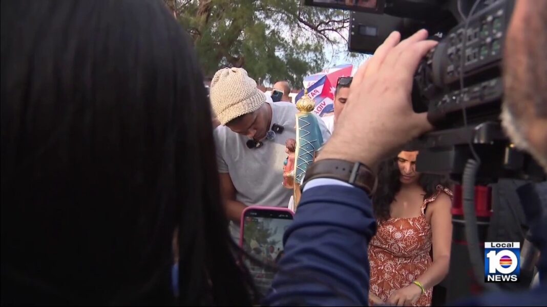 Released Cuban artist Luis Manuel Otero Alcántara arrives in Miami